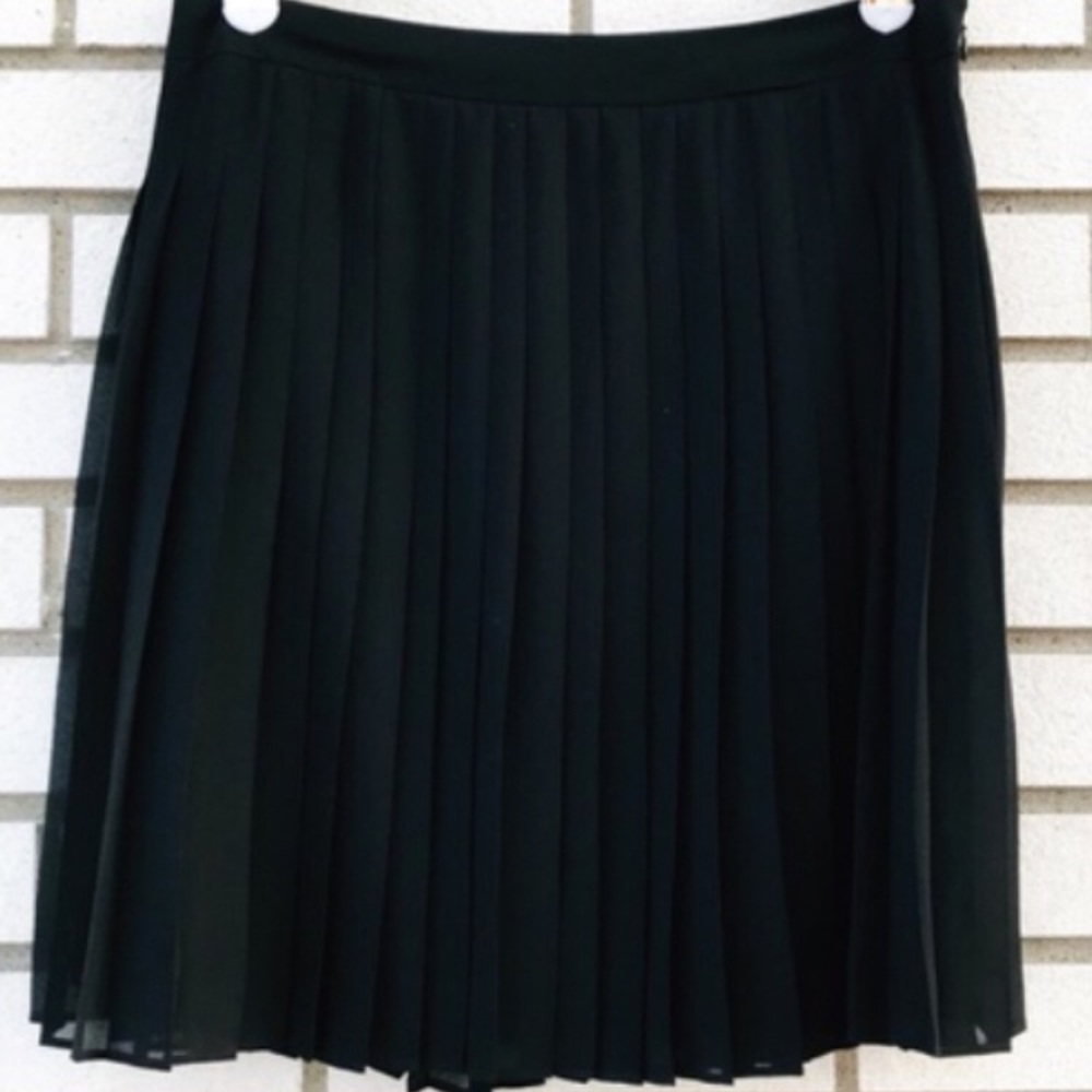 LOFT black pleated skirt